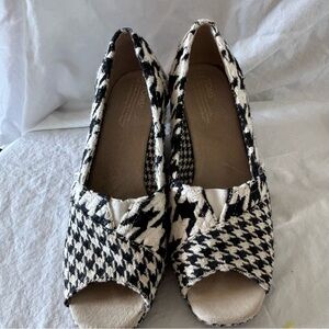 Stylish Black and White Women's Peep-Toe Shoes